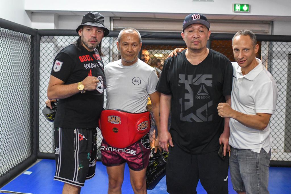 Muay Thai Athlète Formation à La Boxe Thaïlandaise à L'intérieur Du